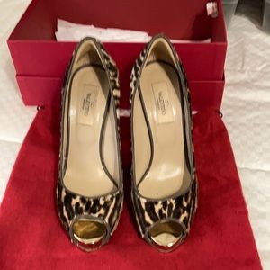 Valentino Leopard Peep Toe pumps heels Sz 7B